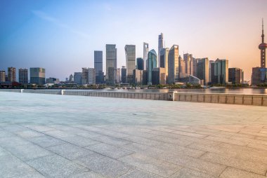 Shanghai F 'deki modern ofis binasının ön meydanı.