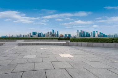 Boş kare döşemeleri olan kentsel gökdelenler