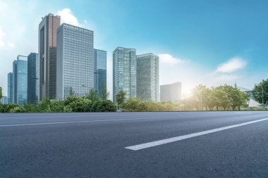 Hava yolu asfalt yolu ve ticari yapının ofis binası