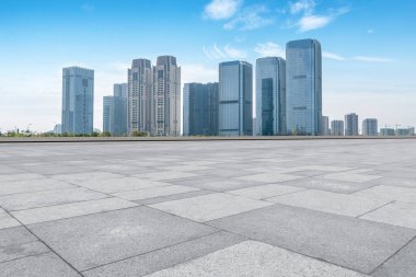 Boş Plaza fayansları ve modern şehir binasının ufuk çizgisi