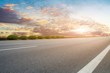 Hava yolu asfalt yol ve güzel gökyüzü manzarası