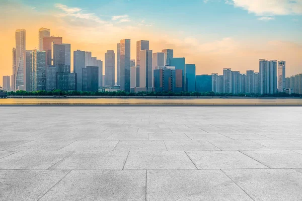 Quadratische Bodenfliesen Und Skyline Von Hangzhou — Stockfoto