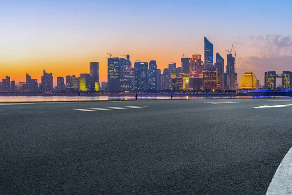 Stedelijke Weg Asfalt Bestrating Skyline Van Hangzhou Architectura — Stockfoto