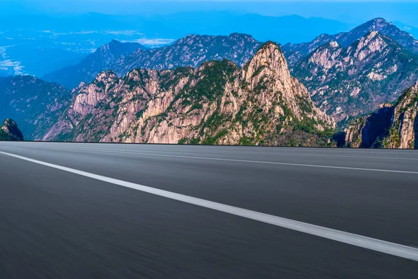 高速道路と美しい自然景観 — ストック写真