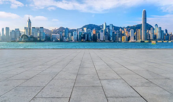 蓝天下空旷的大理石地板和城市景观 — 图库照片