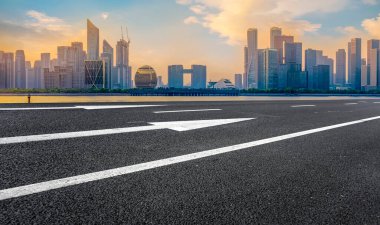 Hangzhou mimarisinin şehir yolu asfalt kaldırımı ve ufuk çizgisi