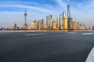 Öndeki otoyol asfalt kaldırım kenti ticari bui inşa ediyor