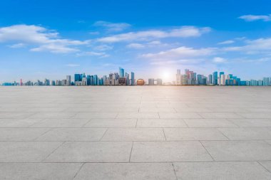 Boş kare döşemeleri olan kentsel gökdelenler