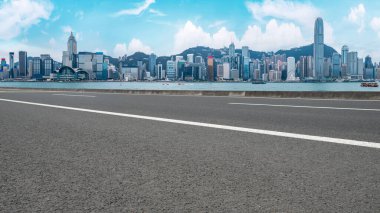 Şehrin panoramik manzarası, boş yolu