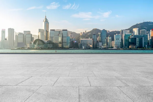 Pavimenti Vuoti Marmo Vista Sulla Città Sotto Cielo Blu — Foto Stock