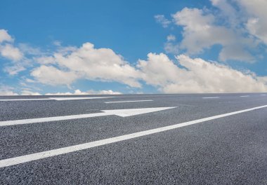 Boş otoyol asfalt yolu ve güzel gökyüzü manzarası