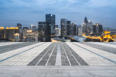 Mimari Plaza ve zemin döşemeleri olan kentsel gökdelenler.