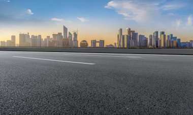 Hangzhou mimarisinin şehir yolu asfalt kaldırımı ve ufuk çizgisi