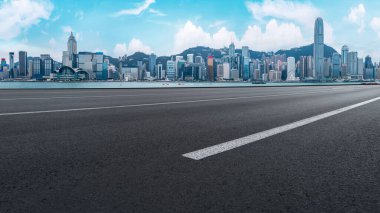Şehrin panoramik manzarası, boş yolu