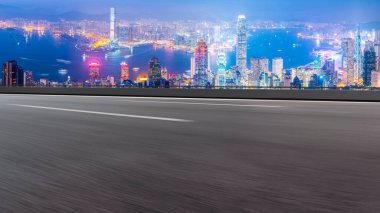 Şehrin panoramik manzarası, boş yolu