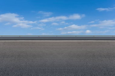 Boş otoyol asfalt yolu ve güzel gökyüzü manzarası
