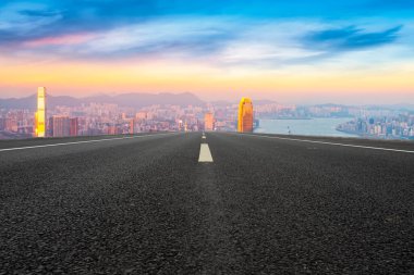 Şehrin panoramik manzarası, boş yolu