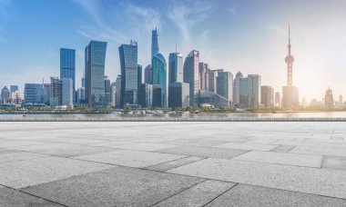 Shanghai F 'deki modern ofis binasının ön meydanı.