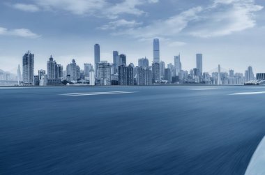 Panoramik şehir manzaralı boş yol