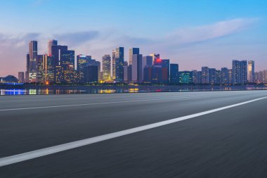 Hangzhou mimarisinin şehir yolu asfalt kaldırımı ve ufuk çizgisi