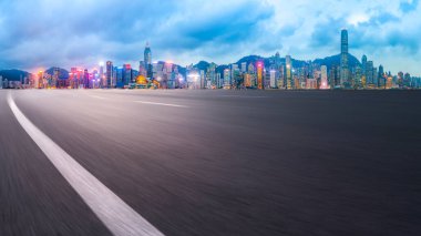 Şehrin panoramik manzarası, boş yolu