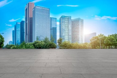 Boş kare döşemeleri olan kentsel gökdelenler