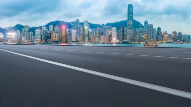 Şehrin panoramik manzarası, boş yolu