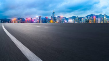 Şehrin panoramik manzarası, boş yolu
