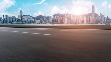 Şehrin panoramik manzarası, boş yolu