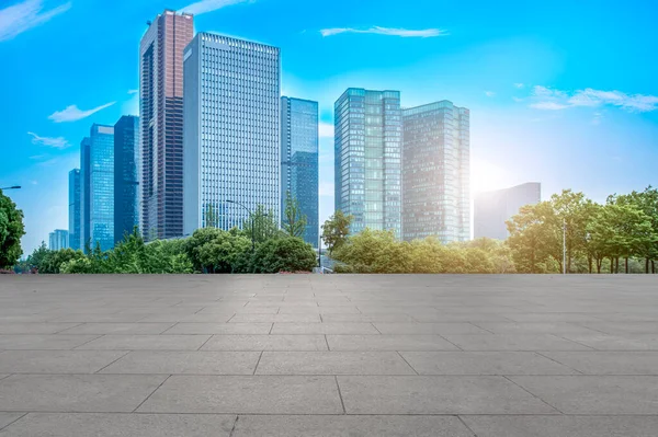 Stedelijke Wolkenkrabbers Met Lege Vierkante Vloertegels — Stockfoto