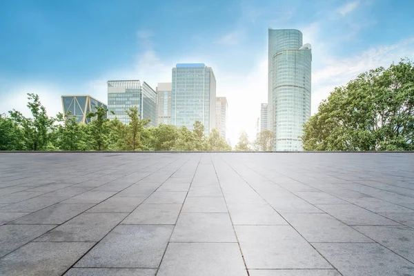 Stedelijke Wolkenkrabbers Met Lege Vierkante Vloertegels — Stockfoto