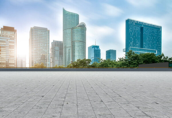 Городские небоскребы с пустой квадратной плиткой