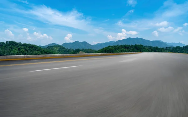 高速道路アスファルト舗装と自然景観 — ストック写真