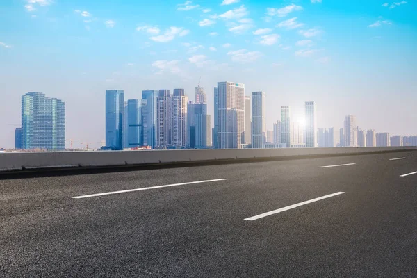 Perspectivas Autopista Pavimento Asfalto Comentarista Edificios Urbanos —  Fotos de Stock