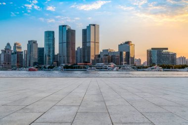 Boş kare döşemeleri olan kentsel gökdelenler