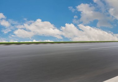 Boş otoyol asfalt yolu ve güzel gökyüzü manzarası