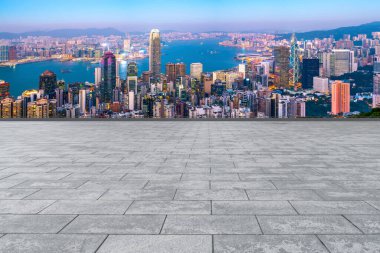 Panoramik Skyline ve Plaza Brick Open Buildin