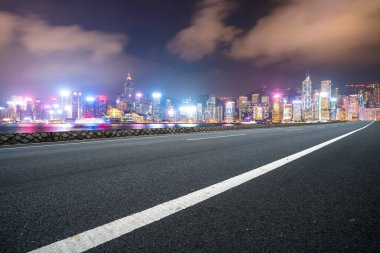 Şehrin panoramik manzarası, boş yolu