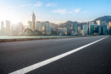 Hava yolu asfalt yolu ve ticari yapının ofis binası