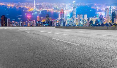 Şehrin panoramik manzarası, boş yolu