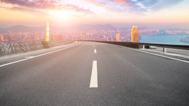 Şehrin panoramik manzarası, boş yolu