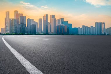 Hangzhou mimarisinin şehir yolu asfalt kaldırımı ve ufuk çizgisi