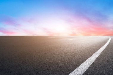 Hava yolu asfalt yol ve güzel gökyüzü manzarası