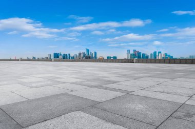 Boş kare döşemeleri olan kentsel gökdelenler