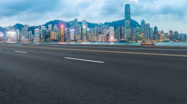 Şehrin panoramik manzarası, boş yolu