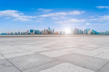 Boş kare döşemeleri olan kentsel gökdelenler