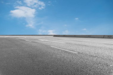 Hava yolu asfalt yol ve güzel gökyüzü manzarası