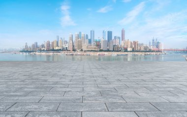 Kent kare yolu ve mimari manzaranın ufuk çizgisi