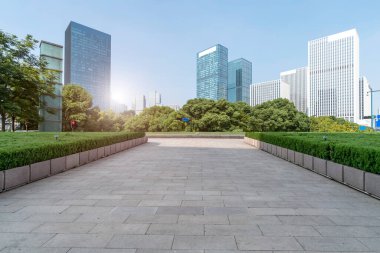 Boş Plaza fayansları ve modern şehir binasının ufuk çizgisi