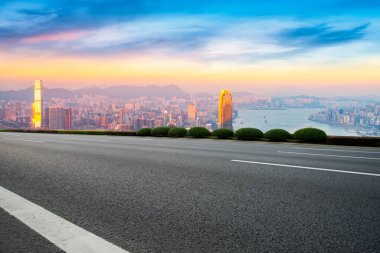 Şehrin panoramik manzarası, boş yolu